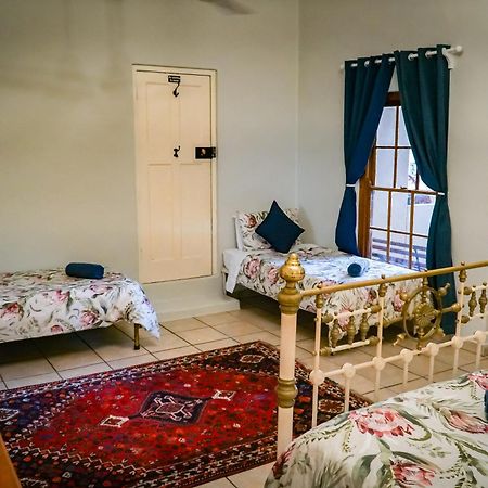 Outentique Accommodation Oudtshoorn Esterno foto