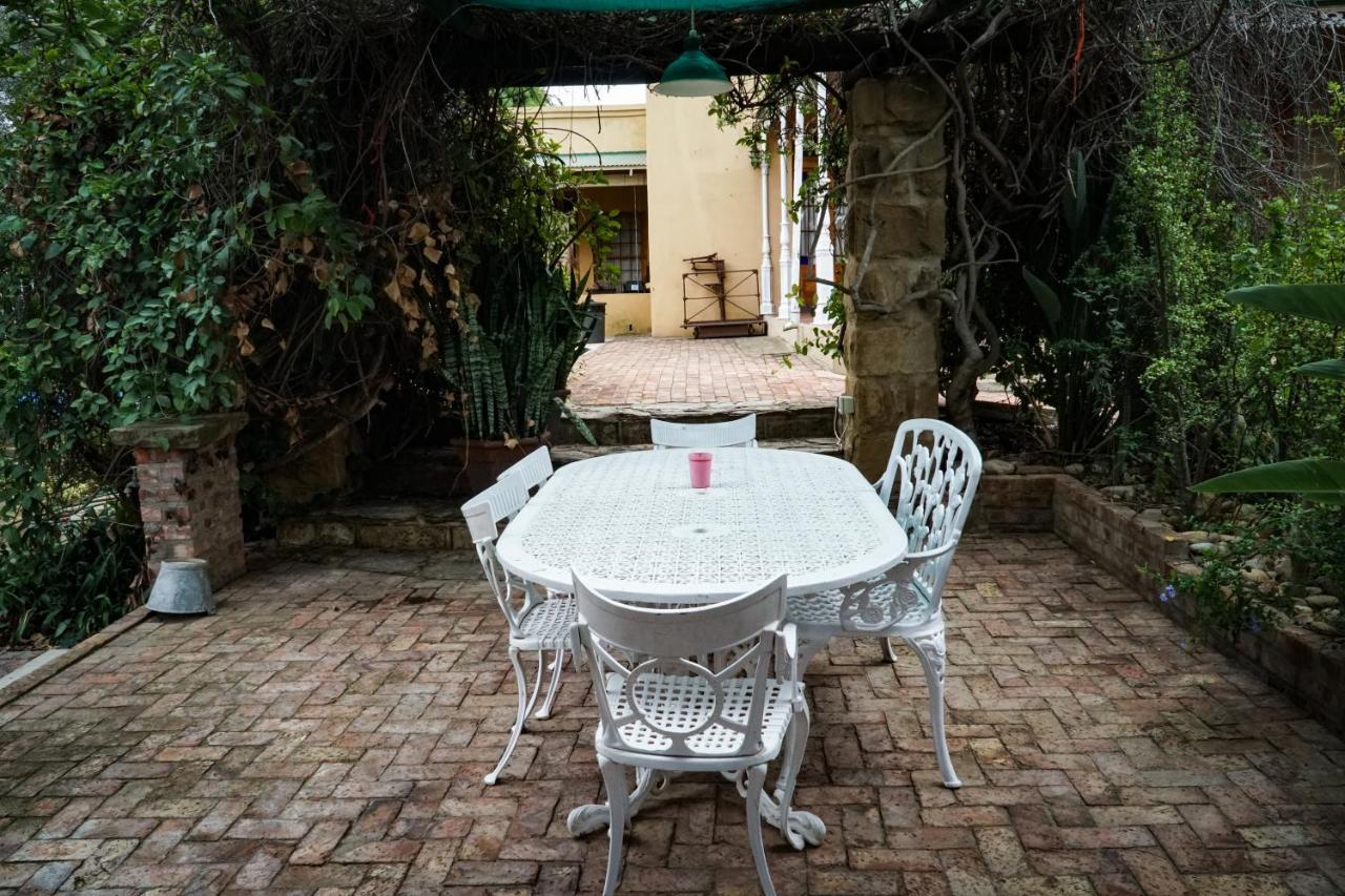Outentique Accommodation Oudtshoorn Esterno foto