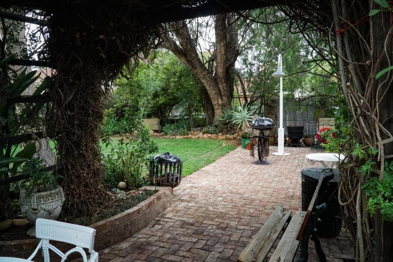 Outentique Accommodation Oudtshoorn Esterno foto