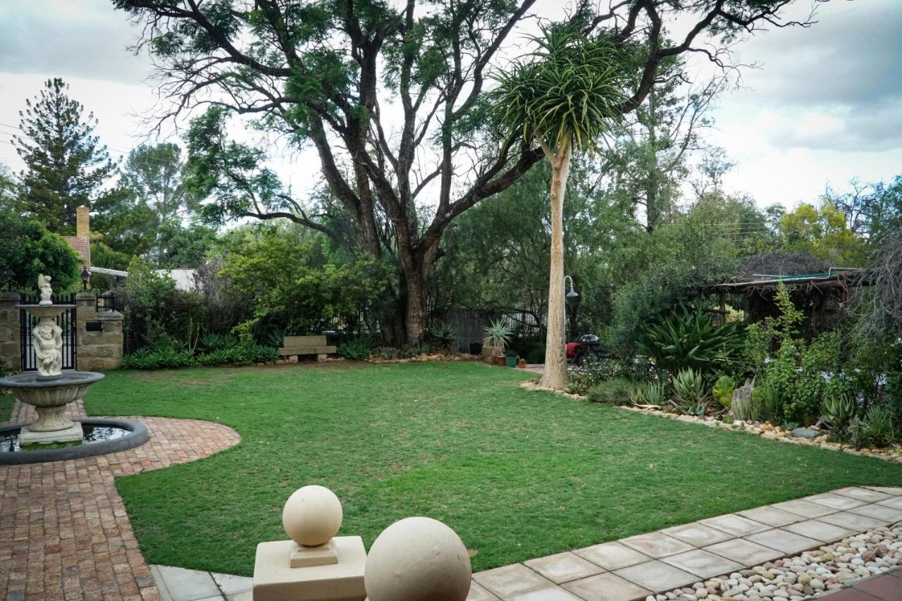 Outentique Accommodation Oudtshoorn Esterno foto