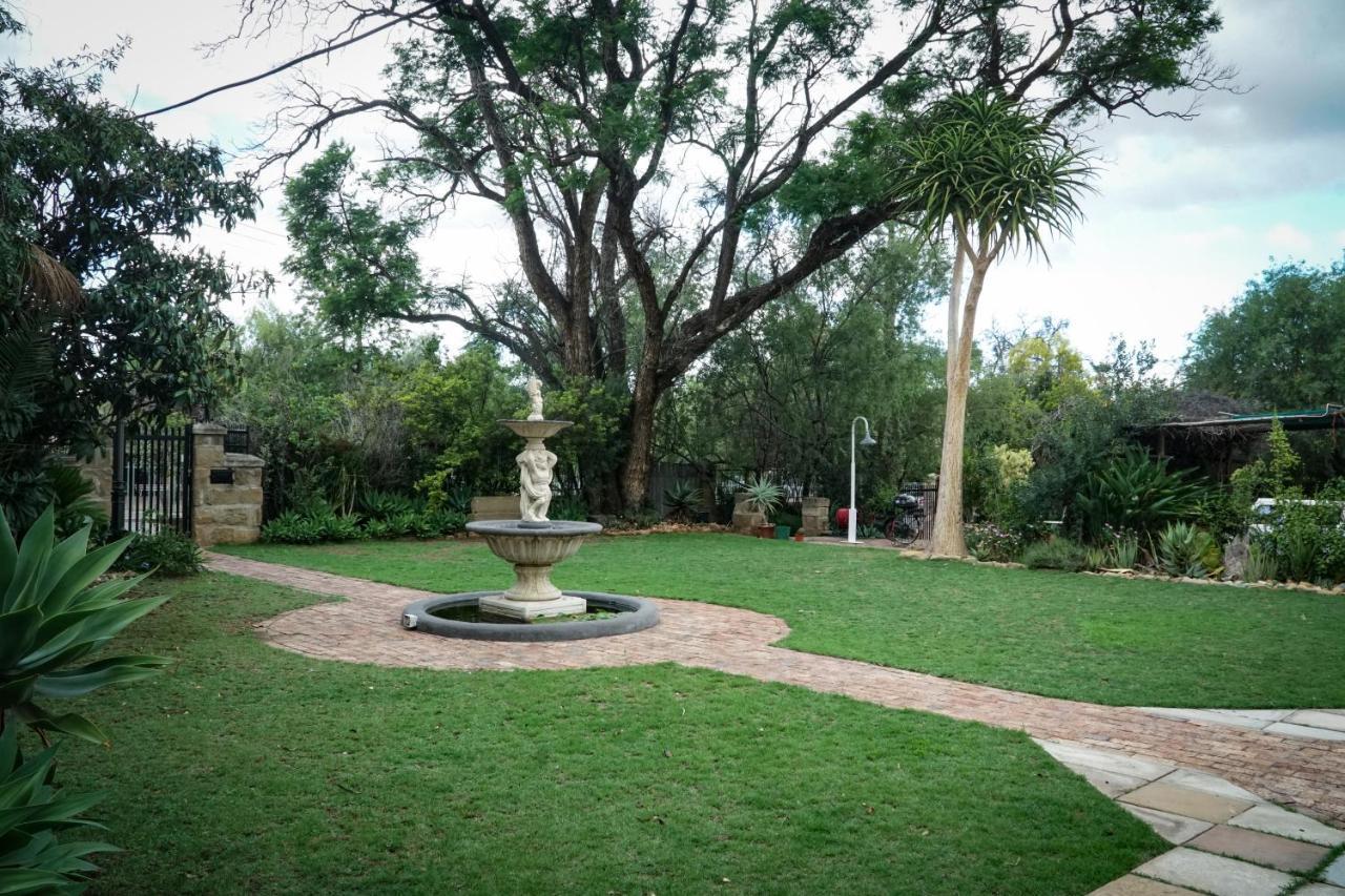 Outentique Accommodation Oudtshoorn Esterno foto