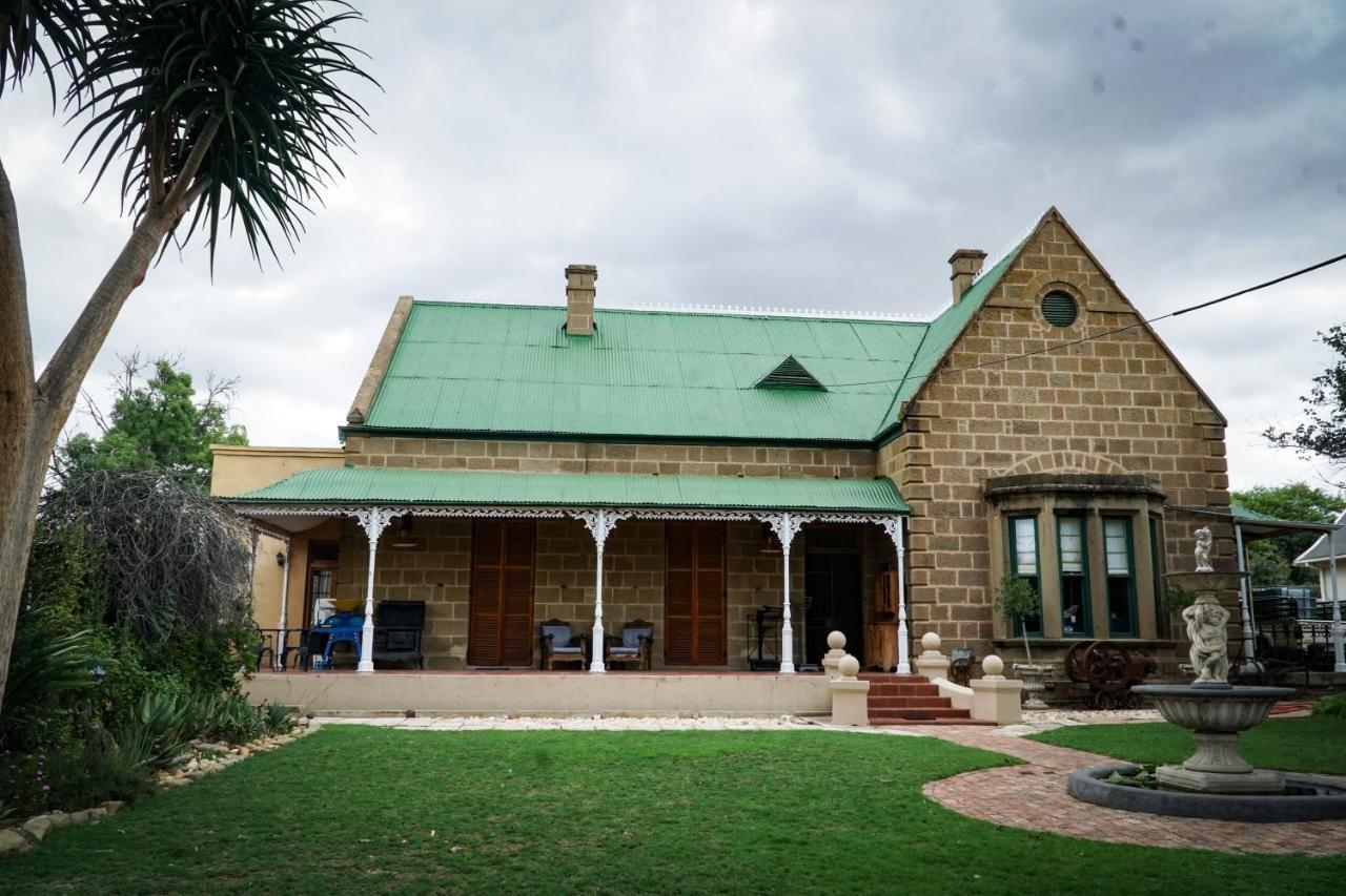 Outentique Accommodation Oudtshoorn Esterno foto