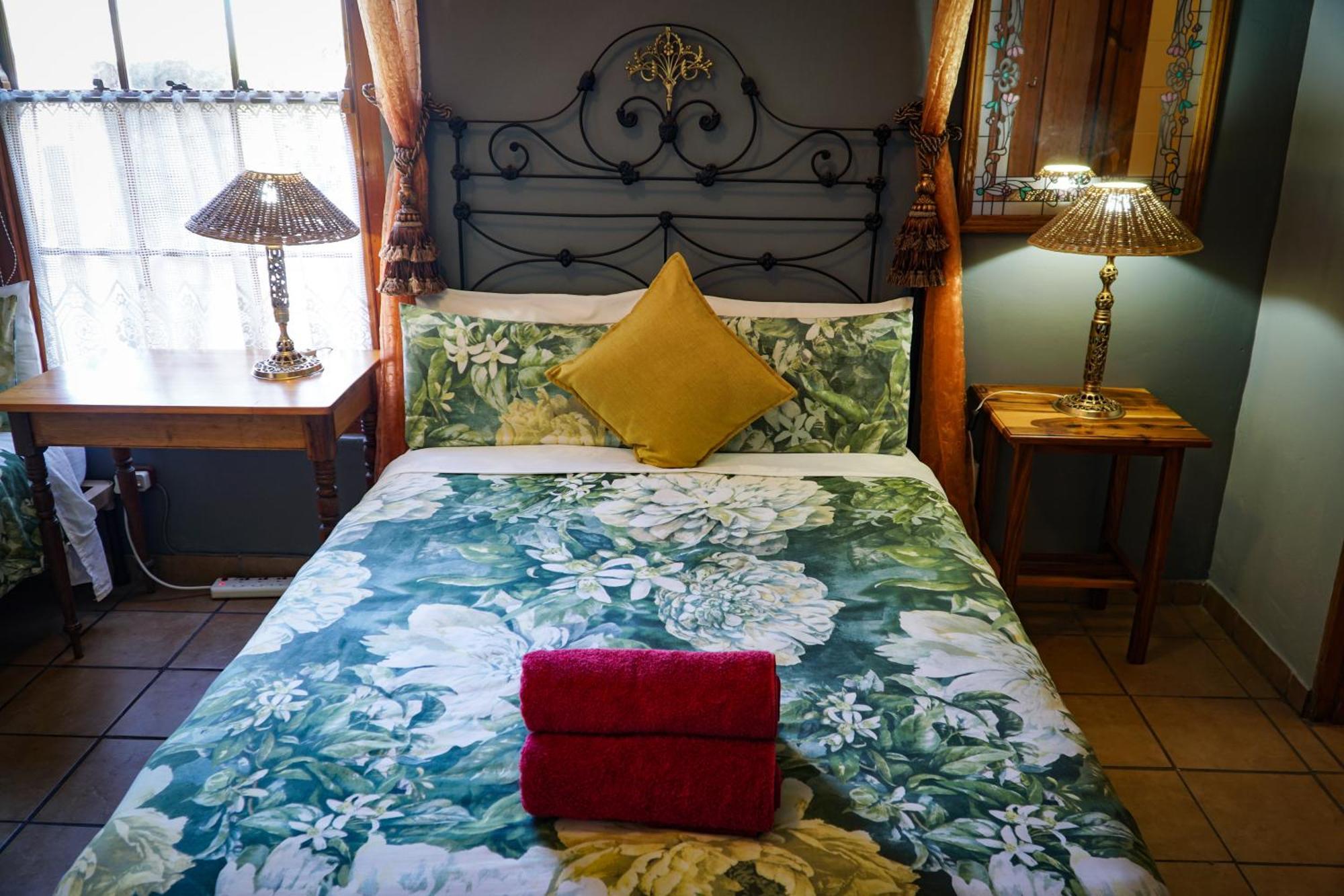 Outentique Accommodation Oudtshoorn Esterno foto