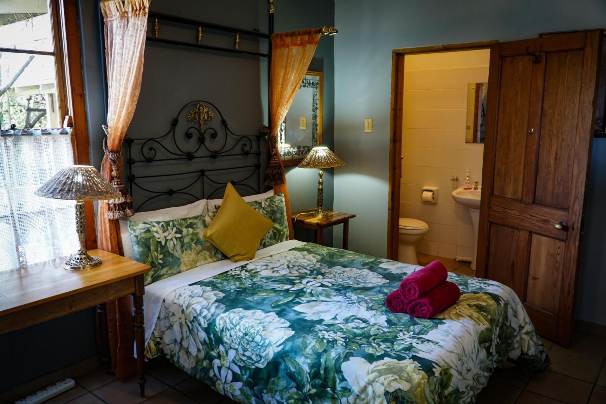 Outentique Accommodation Oudtshoorn Esterno foto